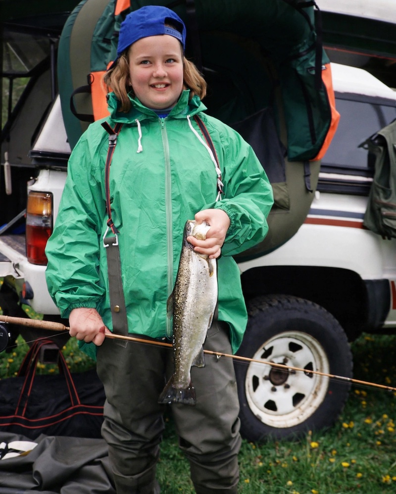 Amalie Fries med en ørred der tog tørfluen mellem heltene 260822 amanda fries trout