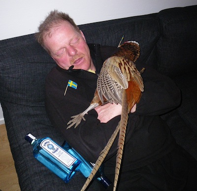 Lars Andersen holder pause fra pontonbådsbyggeriet 100405_sv_lars_fasan