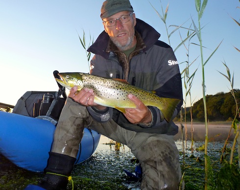 Henrik Leth med ørred fra Mariager Fjord 130724 mariager HL