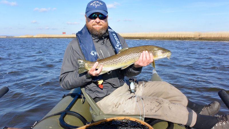 Kent Korgaard Hansen med en af dagens ørreder 160319 guide kanal kent seatrout