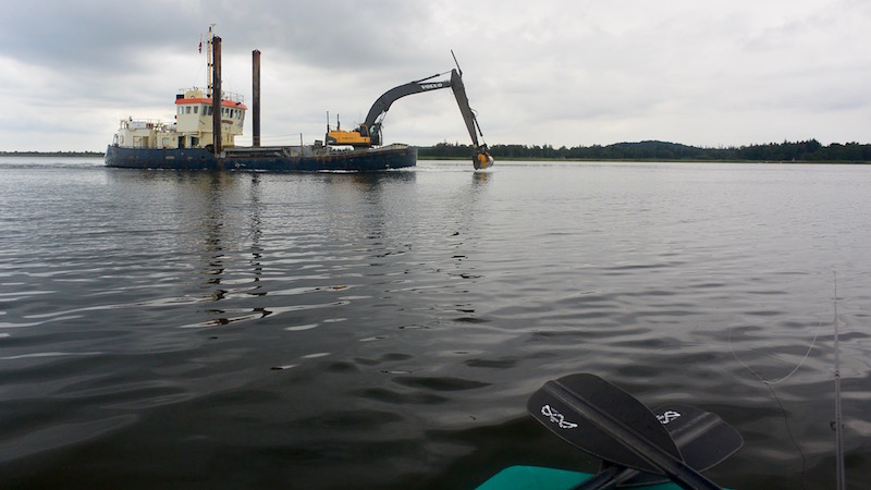 Uddybning af sejlrenden 160729 udbyhoj gravemaskine