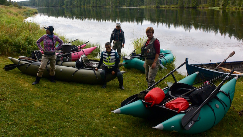 Pontonbåde og sportsfiskerpiger 160820 rena tur klar