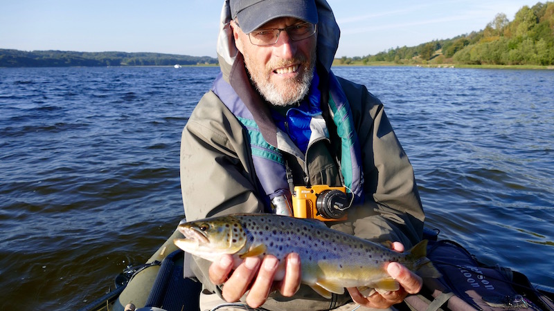 Henrik leth med ørred fra Mariager Fjord 160910 mariager cup henrik trout