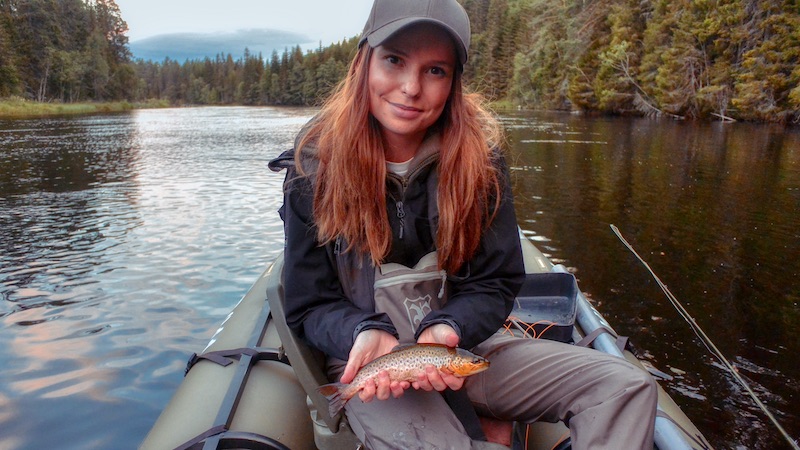 Madeleine Øverbekk første ørred 200730 rena mardeleine trout