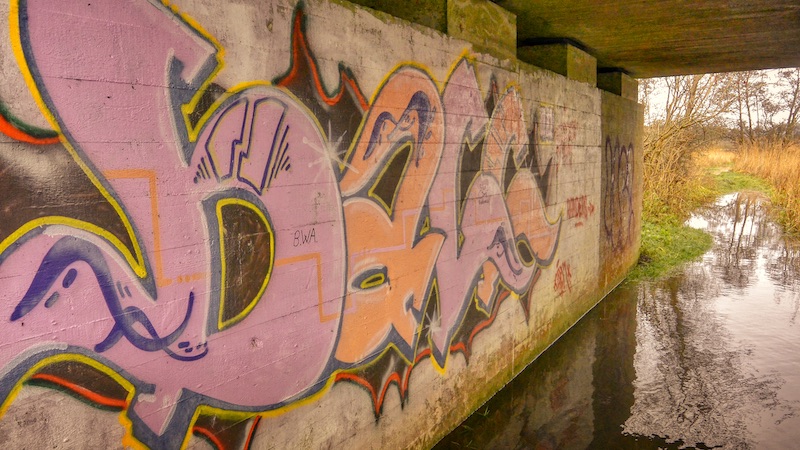 Grafitti under jernbanebroen 211205 gudenaa mark jernbanebor grafitti
