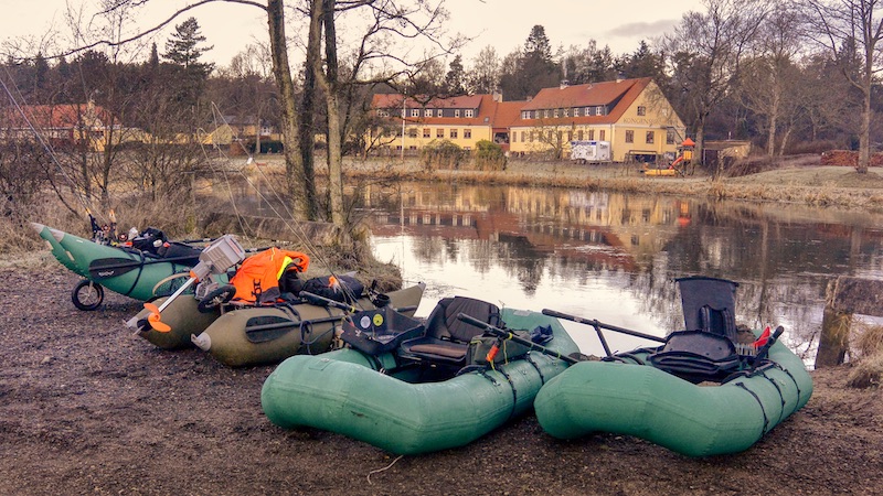 Pontonbåde ved Kgs. Bro 220104 gudenaa boats