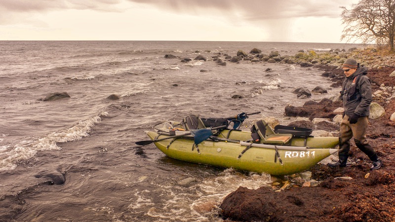 220425 sverige svarte boat