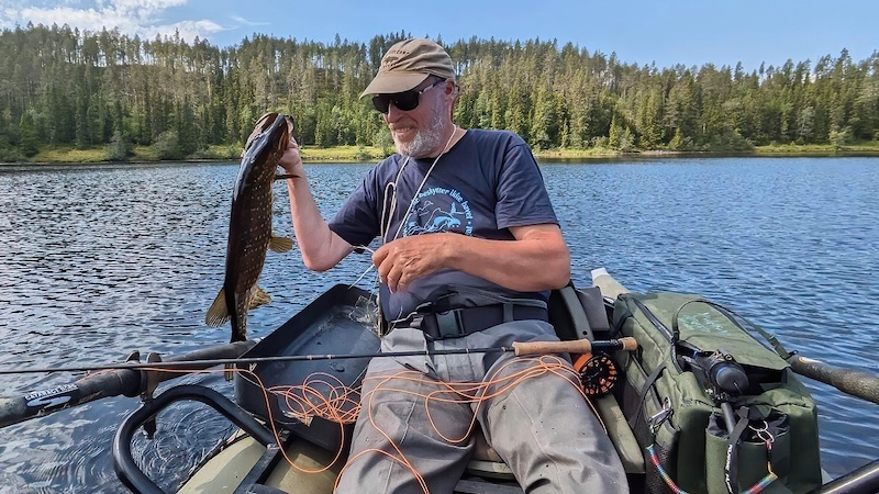 Henrik Leth med gedde 230617 slem lake henrik leth gedde