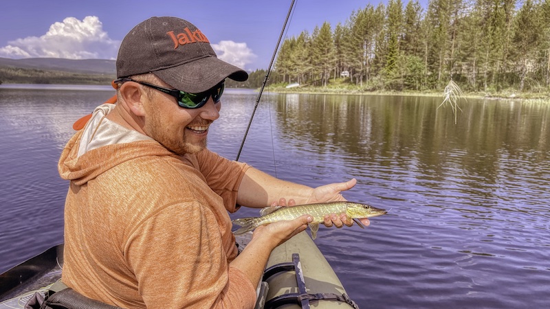 Vidar Nysæter med dagens mindste gedde 230617 slem lake vidar small pike