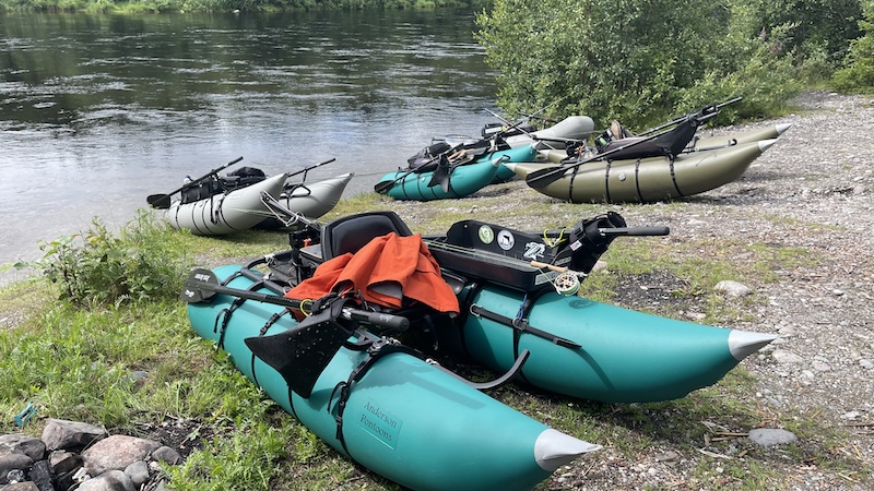 Pontonbåde ved elvbredden 230713 rena boats stromstad