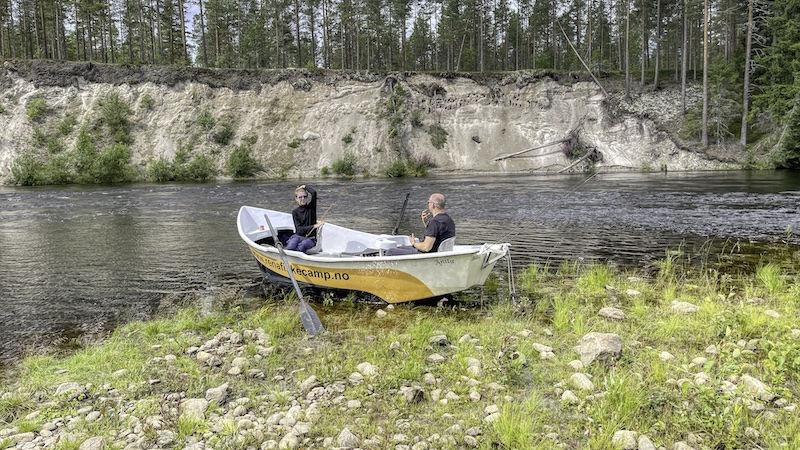 Pausetid ved grusbakken 230726 rena anita guideboat