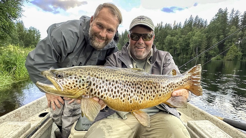 John Bond med stor ørred fra Rena 230726 rena john bond big trout