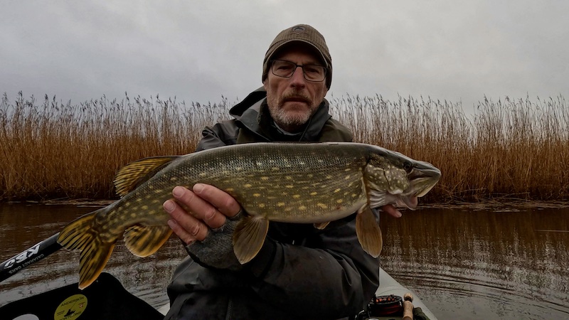 Henrik Leth med Gudenågedde 231218 gudenaa randers henrik leth gedde