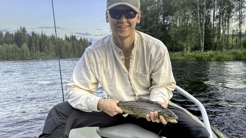 Mikkel med ørred 250715 rena bo trout