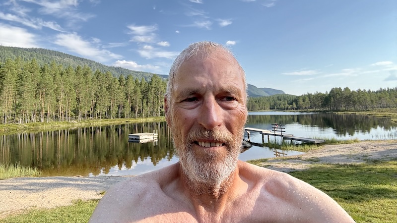 Henrik Leth ved badesøen i Deset 250724 rene smsll creek badetid
