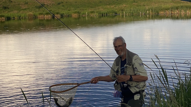 Ørreden er i nettet 260504 milldam henrik trout net