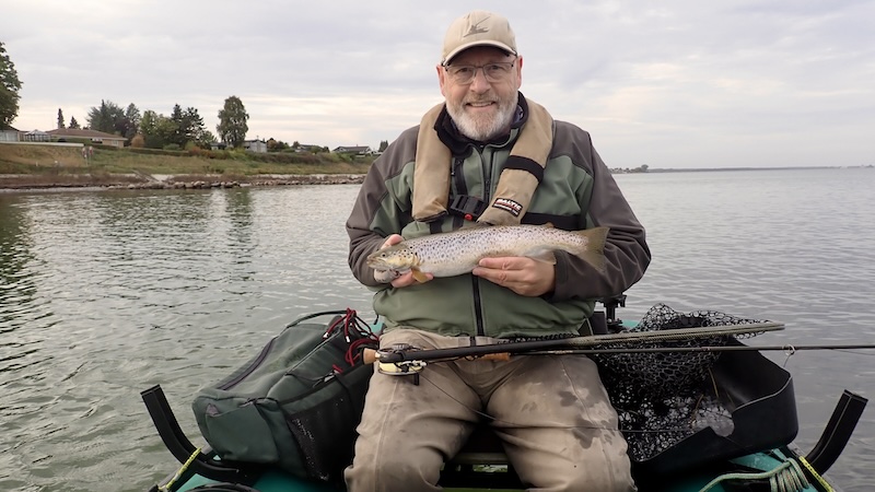 Henrik Minor Vedel med en farvet ørred fanget på strækningen ud for Kystvejen 261015 stevns mong trout