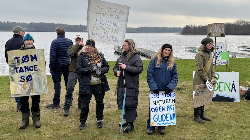 Demonstration ved Gudenåcentralen - Tange Værket 250203 tange demo lake side